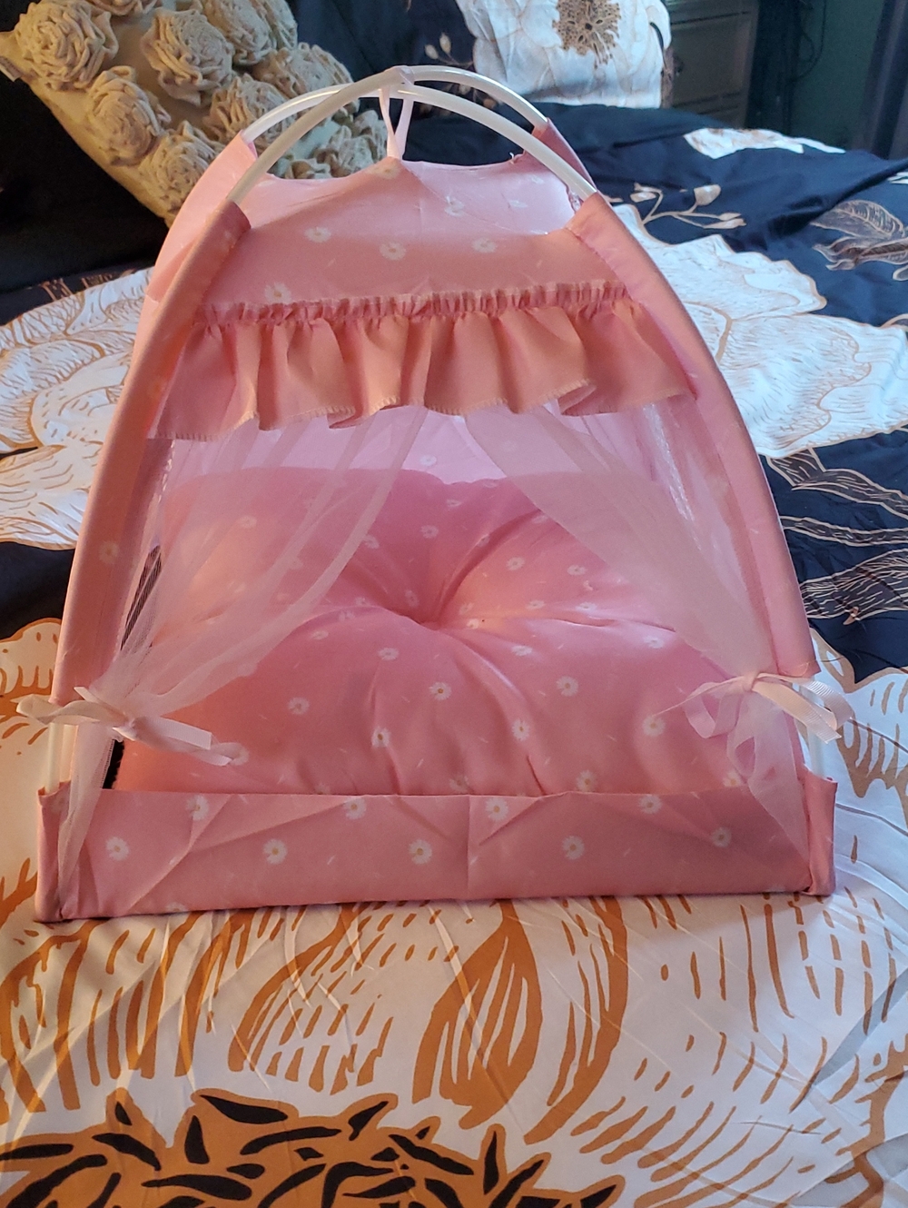 NWOT Pink Floral Canopy Pet Bed with Sheer Curtains XS